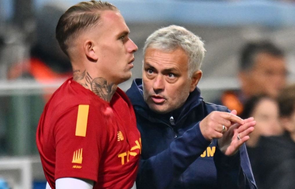 Cau thu Roma chong doi Mourinho hinh anh