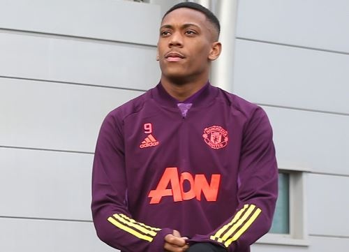 Hai cau thu MU au da tren san tap hinh anh