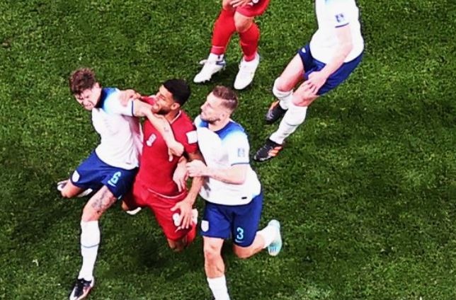 Hai quyet dinh tranh cai cua trong tai tran Anh gap Iran hinh anh