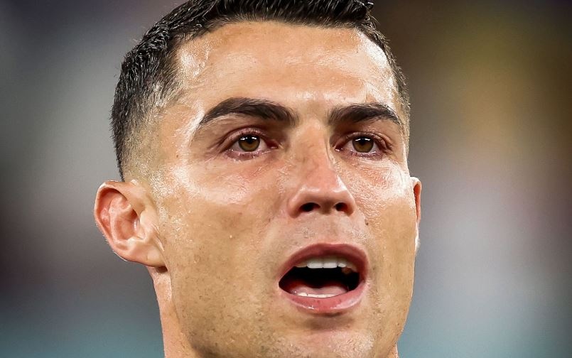 Ronaldo rung rung nuoc mat khi hat quoc ca hinh anh