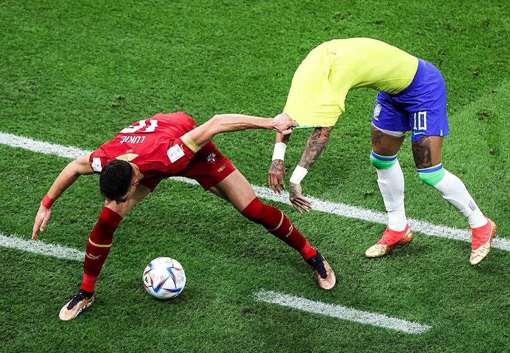 Ly do Neymar coi ao trong tran nhung khong bi phat the vang hinh anh