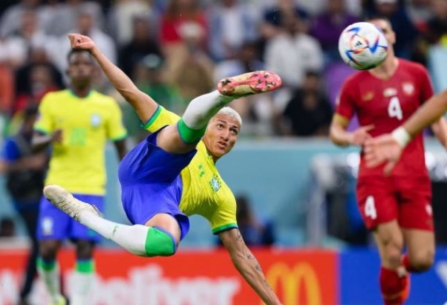 Richarlison lap cu dup trong tran thang 2-0 cua Brazil hinh anh