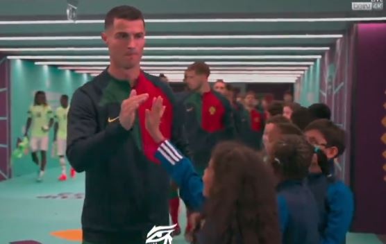 Hanh dong dep cua Ronaldo o tran gap Ghana hinh anh