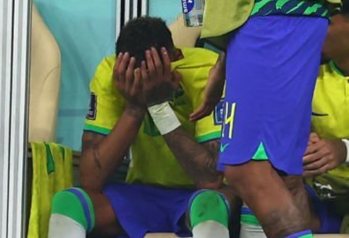 Neymar bat khoc vi chan thuong hinh anh