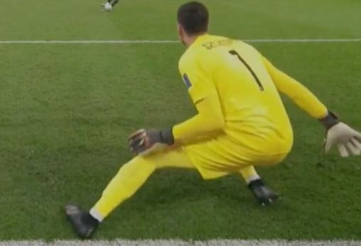 Vai centimet got chan giup Szczesny thanh nguoi hung cua Ba Lan hinh anh