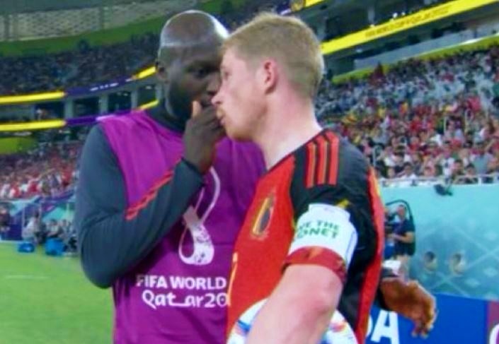 Lukaku bi che gieu vi chi dao De Bruyne hinh anh