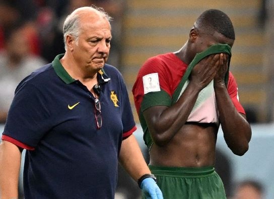 Sao tre Bo Dao Nha bat khoc khi phai roi san som hinh anh