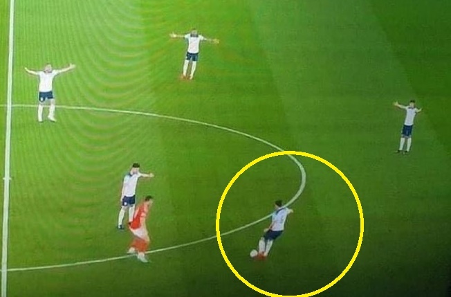 Phan ung cua hang thu tuyen Anh khi Maguire cam bong hinh anh