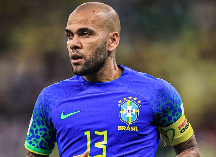 Dani Alves tao cot moc an tuong tai World Cup hinh anh