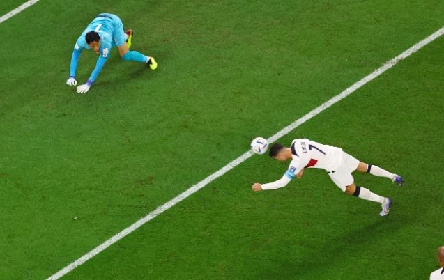 Ronaldo bi vi nhu hau ve Han Quoc sau pha bo lo kho tin hinh anh