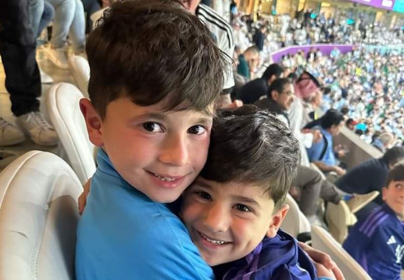 Mateo Messi bi me mang vi nem keo mut vao nguoi ham mo hinh anh