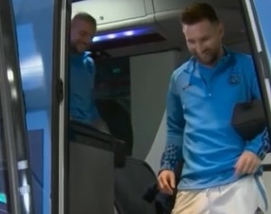 Cau thu Argentina nhay mua, Messi cuoi tuoi tren xe buyt hinh anh