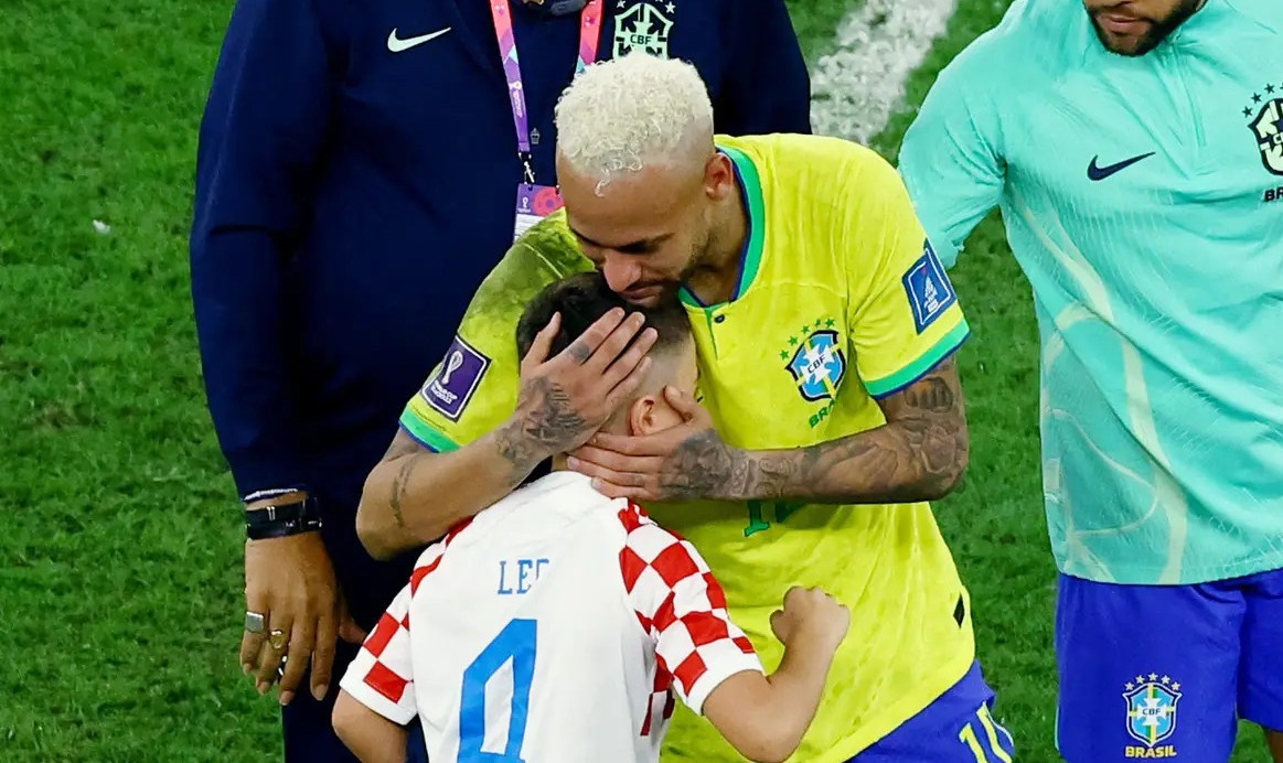 Hanh dong dep cua Neymar sau tran thua Croatia hinh anh