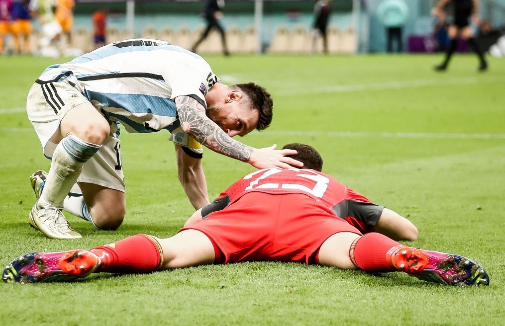 Phan ung trai nguoc cua Messi va dong doi sau khi ha Ha Lan hinh anh