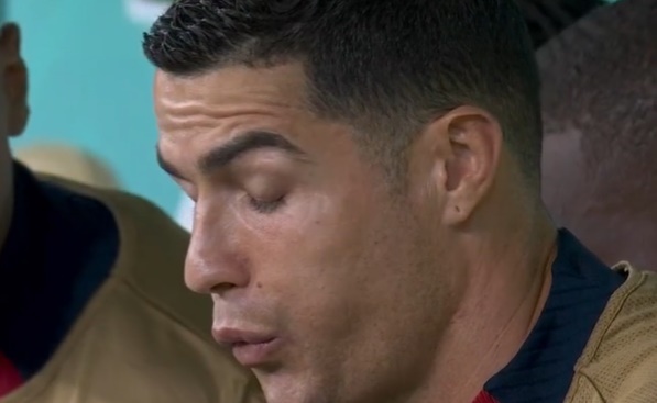 Phan ung cua Ronaldo khi dong doi mac sai lam hinh anh