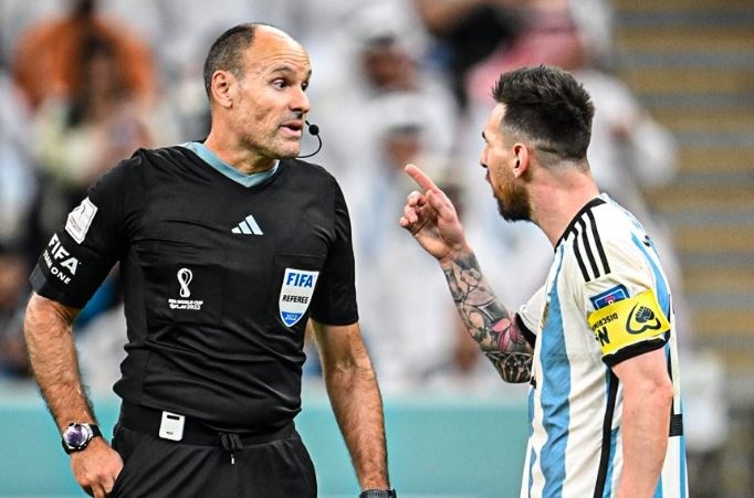 FIFA loai trong tai rut 18 the vang khoi World Cup hinh anh