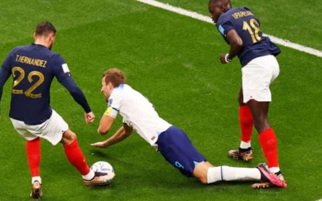 Trong tai gay tranh cai trong ngay tuyen Anh bi loai hinh anh