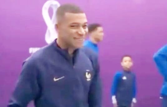 Mbappe bi cau thu Anh tu choi bat tay hinh anh