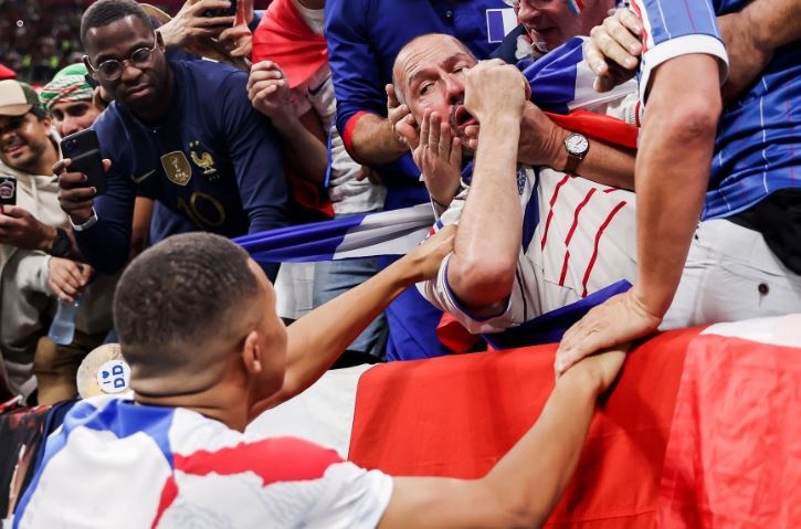 Mbappe sut bong vao mat CDV hinh anh