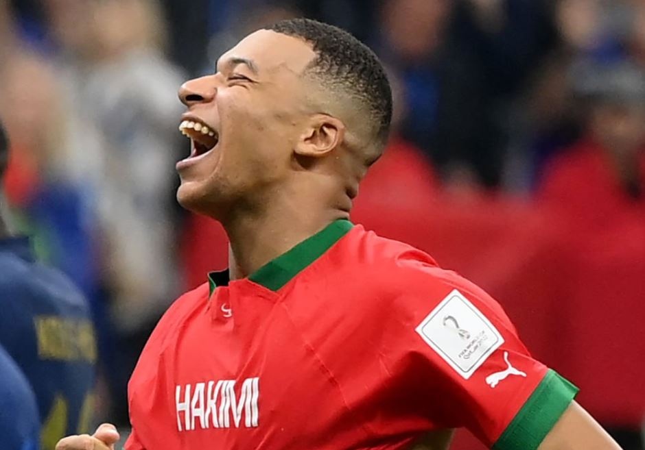 Mbappe mac ao cua Hakimi khi an mung ve vao chung ket World Cup hinh anh