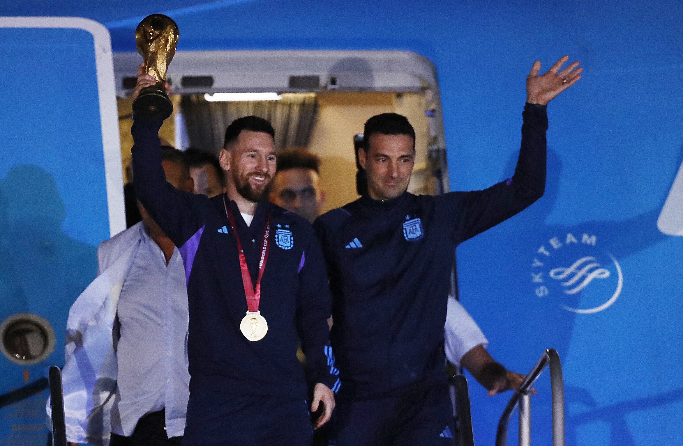 Bien nguoi don Messi cung dong doi tro ve Argentina hinh anh