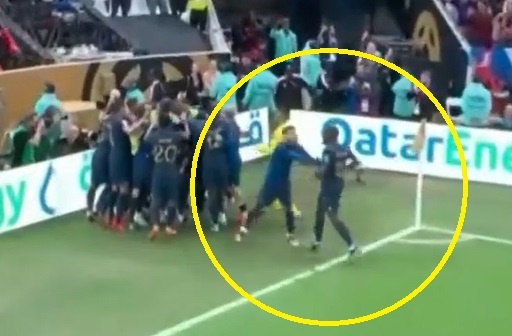 Ly do Theo Hernandez khong cho Upamecano an mung ban thang cua Mbappe hinh anh