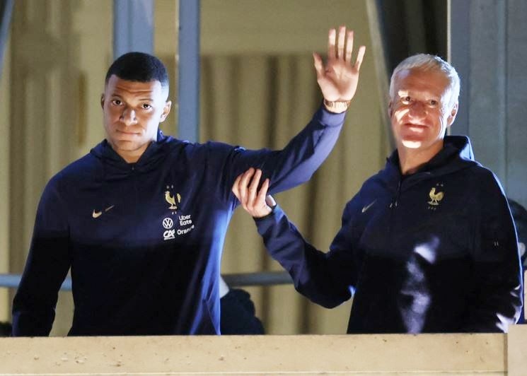 Mbappe buon ba trong le mung cong tai Paris hinh anh