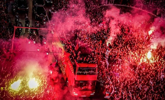 Bien nguoi chao don tuyen Morocco tro ve sau chien cong lich su hinh anh