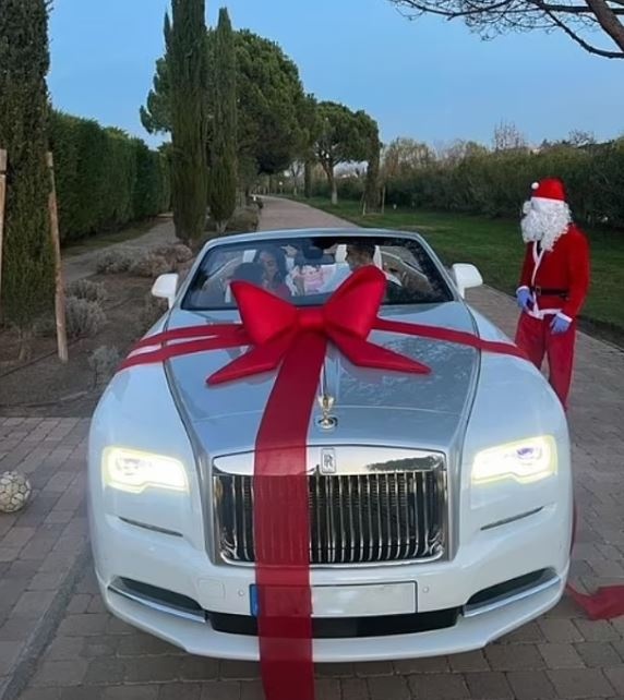 Ronaldo nhan xe sang anh 1