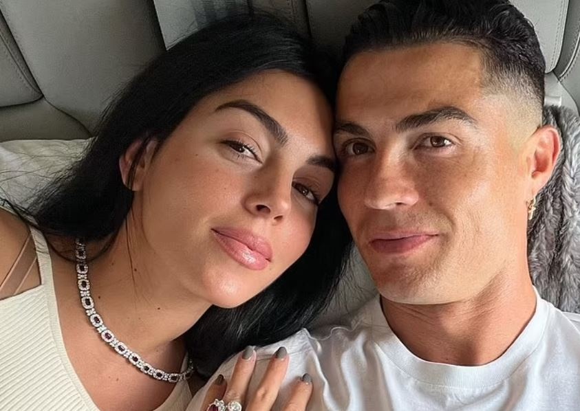 Ronaldo duoc ban gai tang xe sang hinh anh