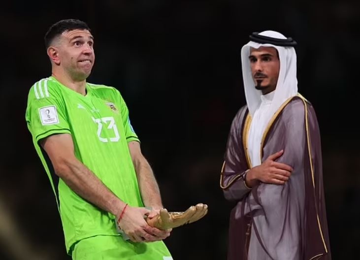 Emiliano Martinez gap rac roi sau man an mung phan cam hinh anh