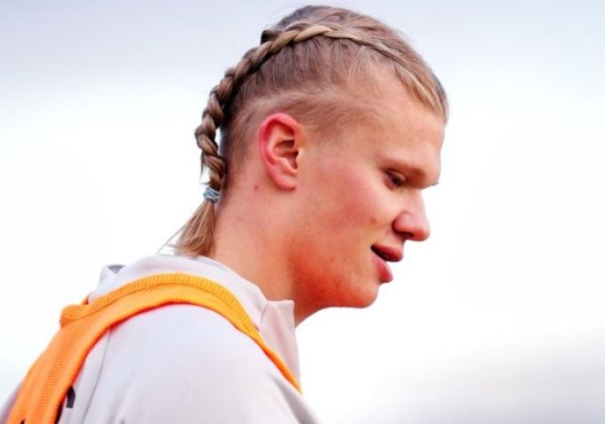 Y nghia kieu toc moi cua Haaland hinh anh