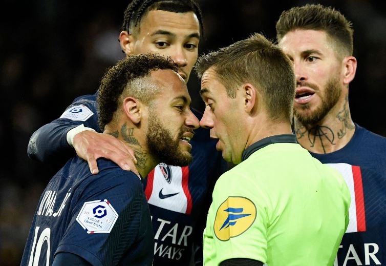 Neymar bi duoi khoi san vi an va hinh anh