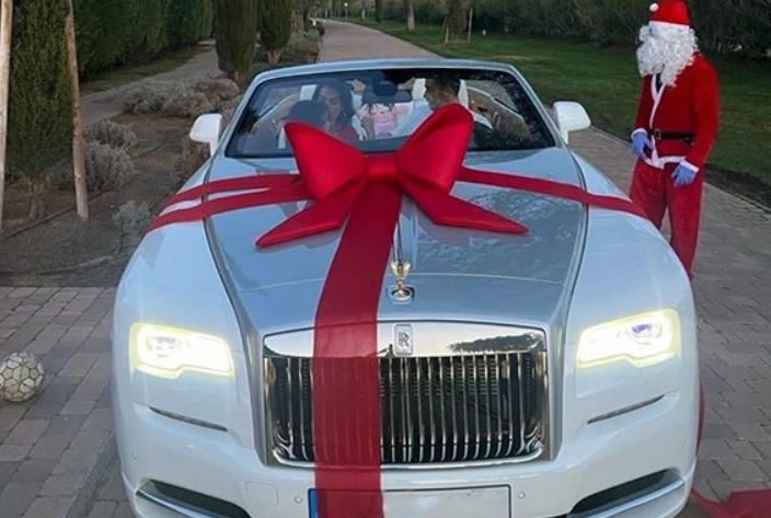 Ronaldo lai Rolls-Royce ban gai tang di an toi hinh anh