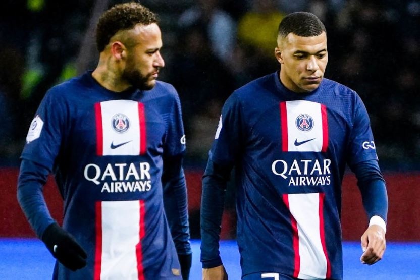 Phan ung cua Mbappe khi Neymar nhan the do hinh anh