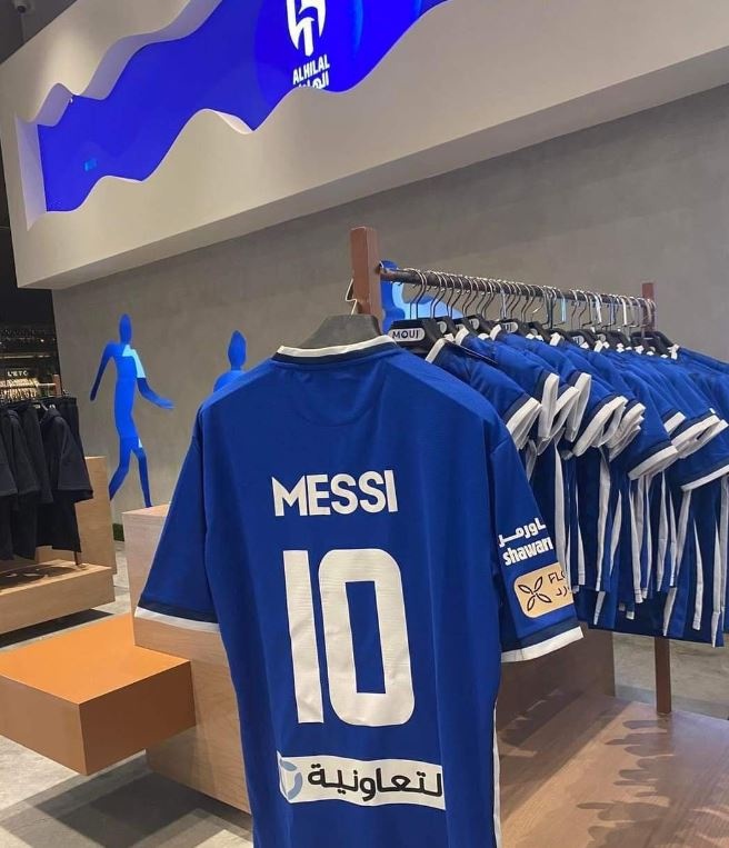 Al Hilal ban ao Messi anh 1