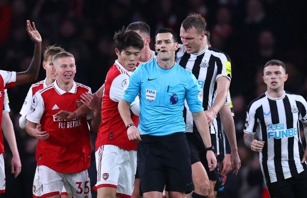 Cau thu Arsenal vay trong tai sau hang loat quyet dinh gay tranh cai hinh anh