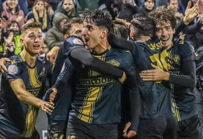 Tien dao vo danh ghi hat-trick vao luoi Barcelona hinh anh