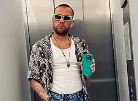 Dani Alves bi cao buoc quay roi tinh duc hinh anh