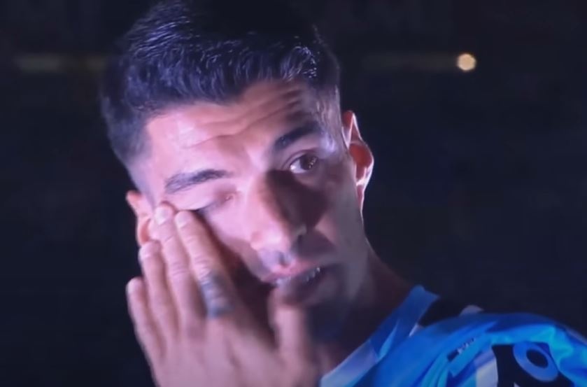 Suarez bat khoc truoc 60.000 CDV doi bong moi hinh anh