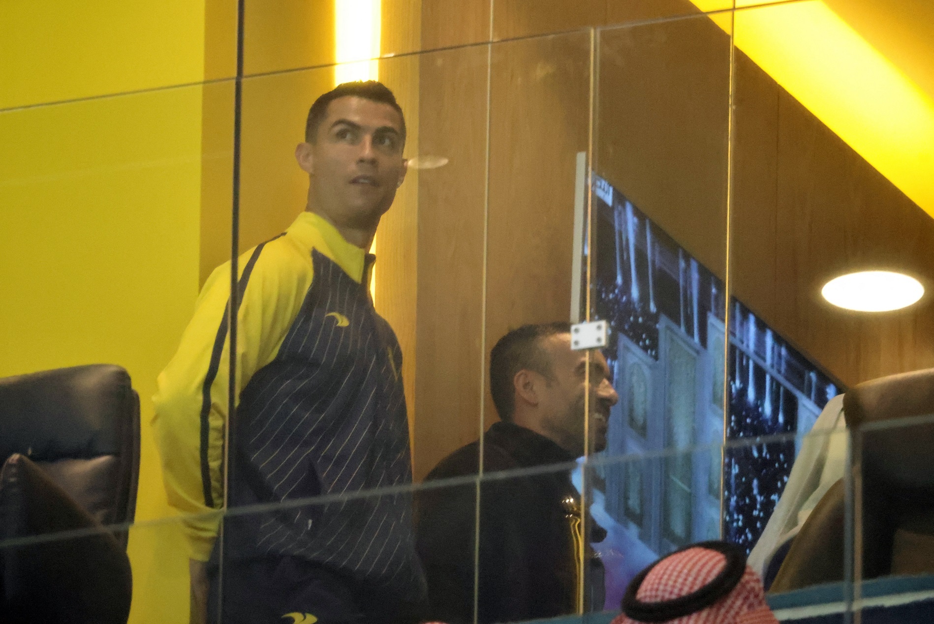 Ronaldo roi khan dai giua tran dau cua Al Nassr hinh anh