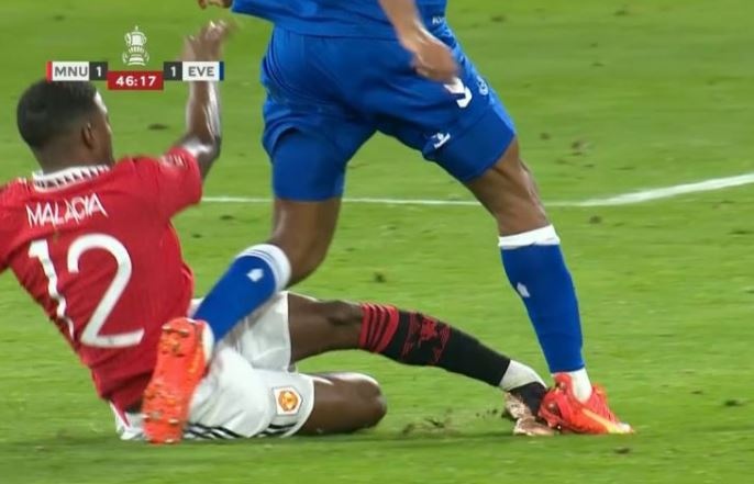 Hau ve MU vao bong khien doi thu bat khoc hinh anh