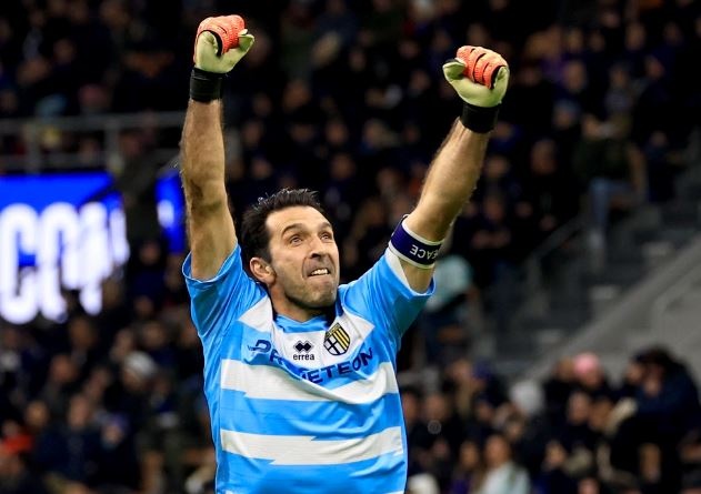 Buffon ghi dau an o tuoi 44 hinh anh