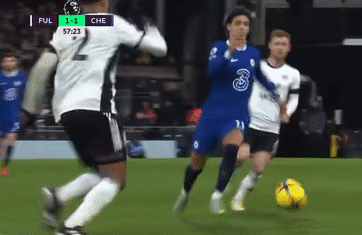 Joao Felix bi duoi ngay trong tran ra mat Premier League hinh anh