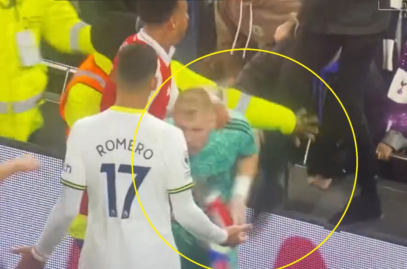 Ramsdale bi danh anh 1