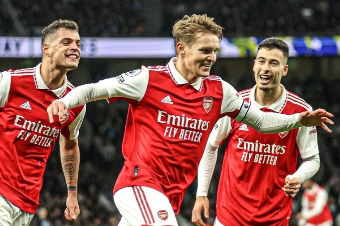 Arsenal tao khoang cach 8 diem voi Man City hinh anh