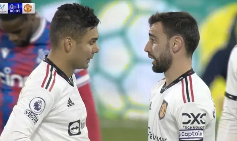 Casemiro khong hai long voi Bruno sau khi nhan the vang hinh anh