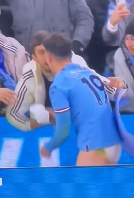 Alvarez coi quan anh 1