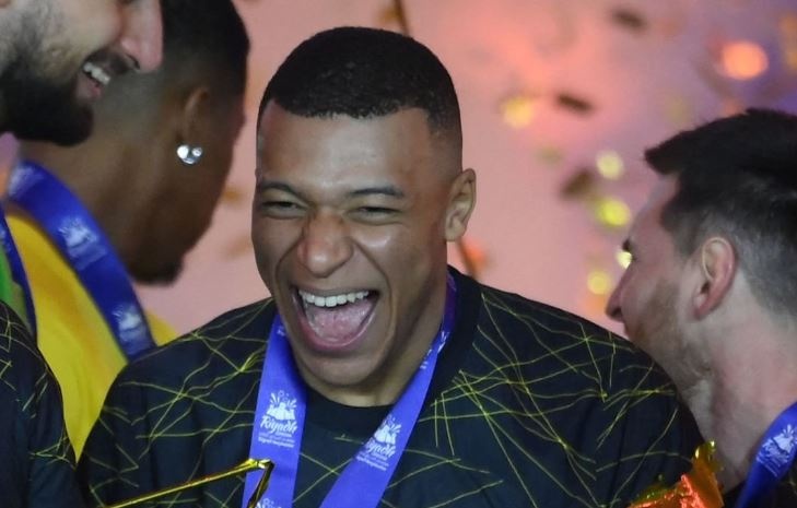 Mbappe tu choi nhan cup tu ban to chuc hinh anh