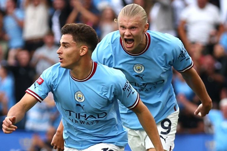 Tien dao Man City coi quan tang CDV sau tran thang Tottenham hinh anh